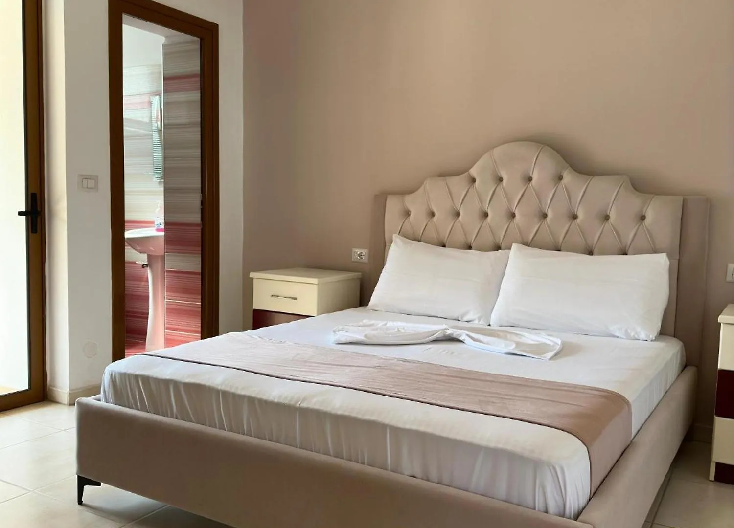 Evelina Ernild Rooms Sarandë